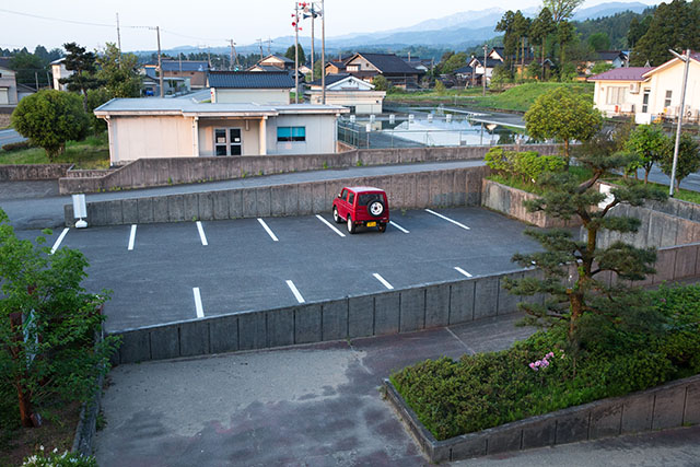 駐車場にとまっているジムニー