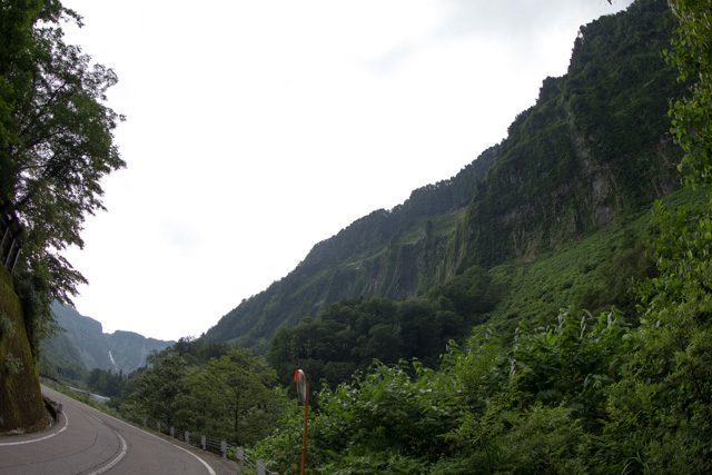 しっかり生きての崖から称名滝