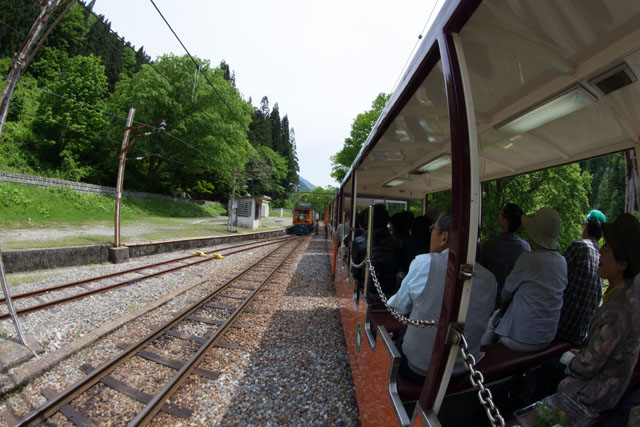 列車の車窓から外をみる