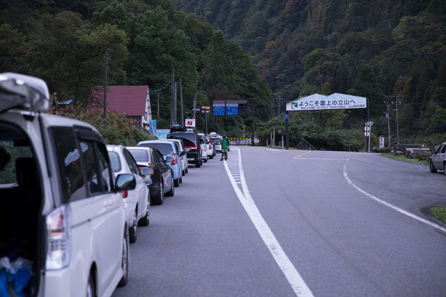 ゲートが開くのを待つ車